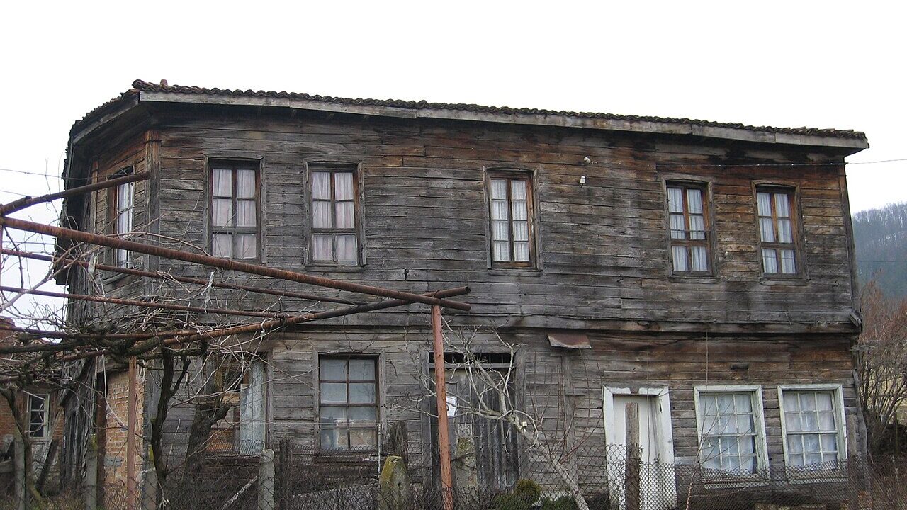 Стара дървена къща в село Кости